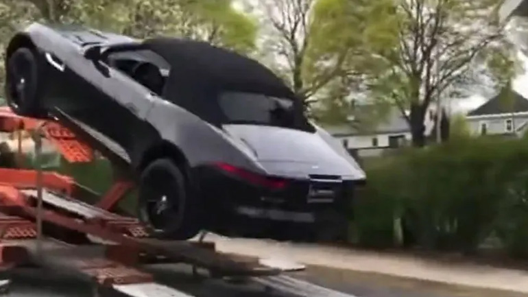 Τους έφυγε το αυτοκίνητο από την νταλίκα!